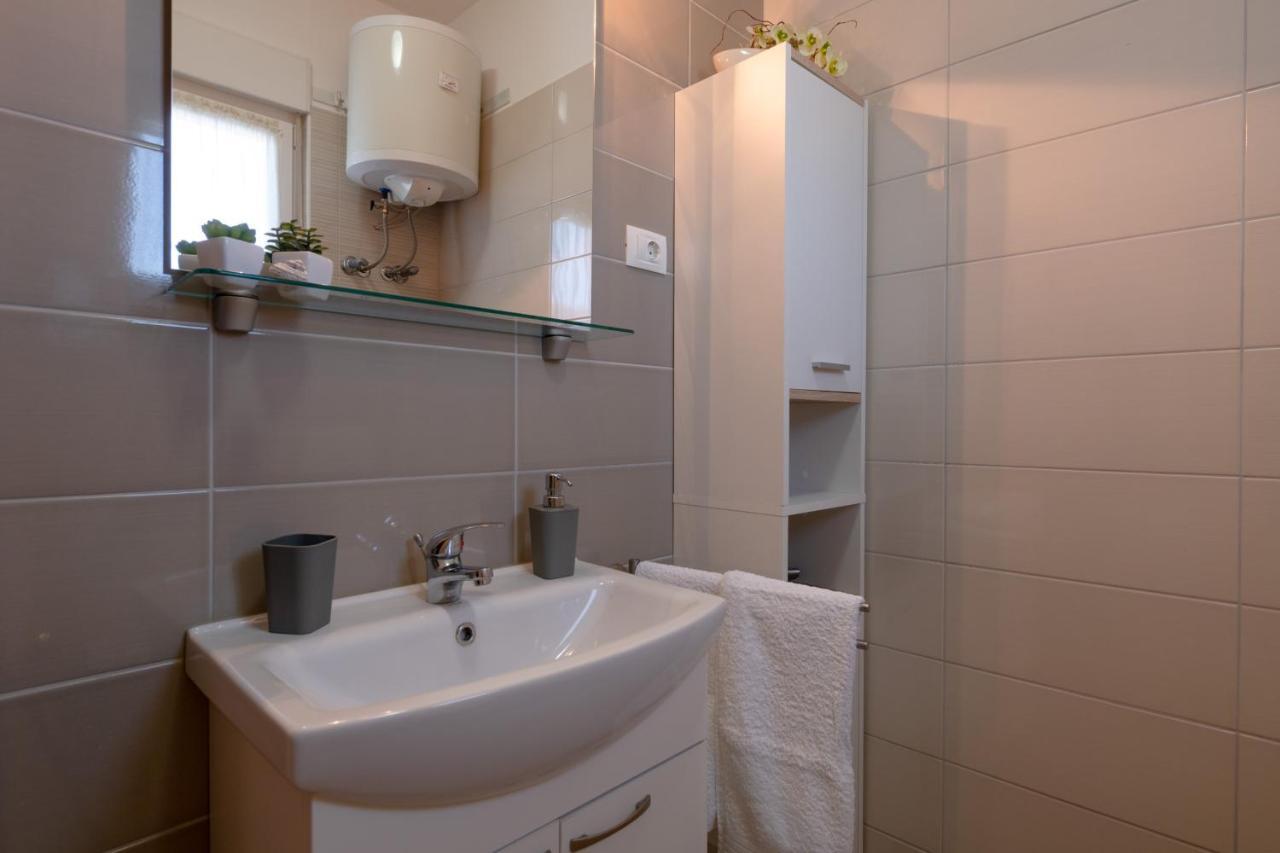 Apartments Greta & Ivona Pula Bagian luar foto